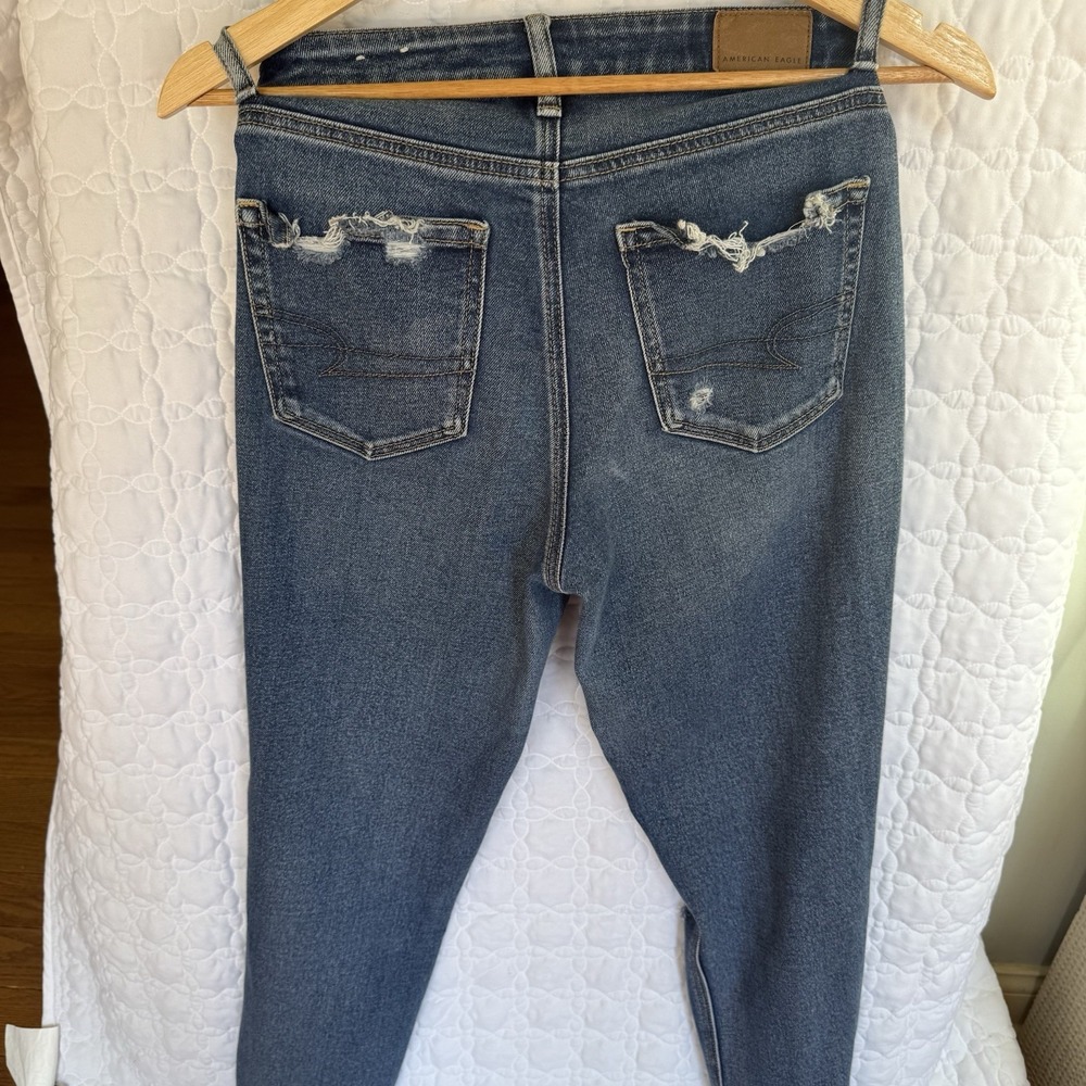 American Eagle Outfitters‎ Mom Jeans Blue Distressed Stretch Medium Wash Sz 2 - Picture 8 of 10